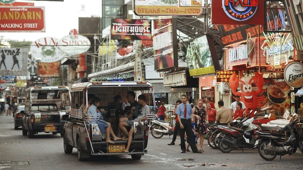 Pattaya, Tayland - 13 Temmuz 2013: Tayland sokaklarında tipik Asya hayat. Pattaya Street yürüyüş