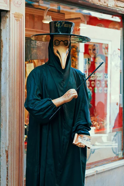 Veneza, Itália - 26 de novembro de 2014. Máscaras na janela da loja Macana, uma das mais antigas e mais conhecidas lojas de máscaras artesanais em Veneza, Itália . — Fotografia de Stock