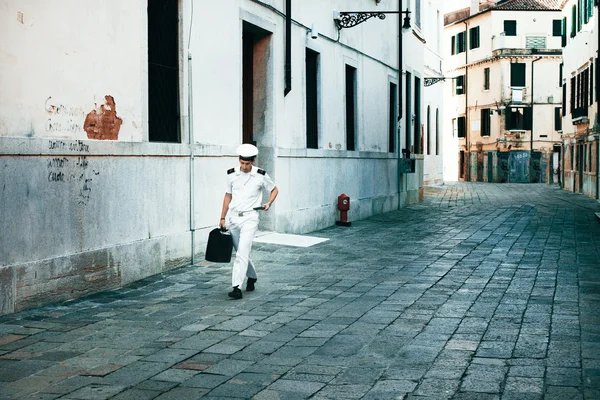 Venedig, Italien - 26. Oktober 2014: Matrose mit Koffer spaziert durch die Straßen Venedigs in Italien — Stockfoto