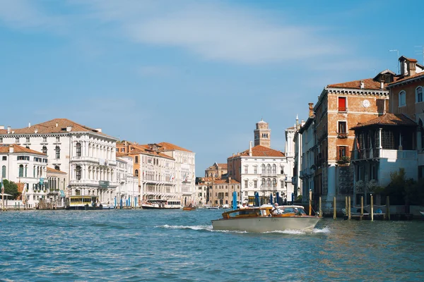 Βενετία, Ιταλία - 28 Οκτωβρίου 2014: Θέα του Grand Canal με ταχύπλοο σκάφος για: Βενετία — Φωτογραφία Αρχείου