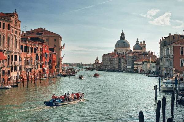 Wspaniały widok na Canal Grande i Bazylikę Santa Maria della Salute podczas zachodu słońca z ciekawymi chmurami, Wenecja, Włochy — Zdjęcie stockowe