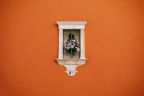 Toscana italienska fönster italienska Toscana vintagestil med blommor — Stockfoto