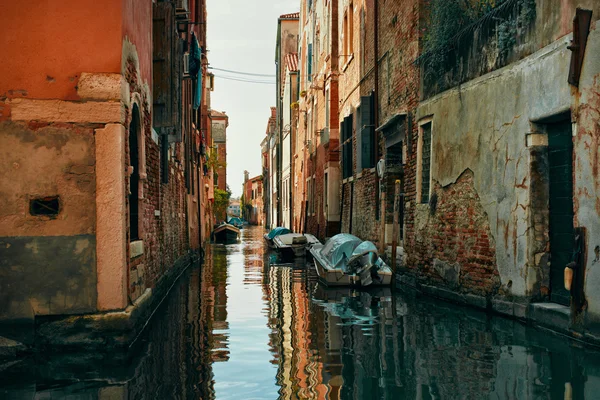 Ver Canal con barcos desde el puente en Venecia, Italia. Venecia es un destino turístico popular de Europa . — Foto de Stock