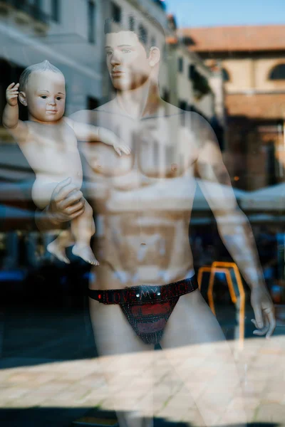 Venise, Italie - 16 septembre 2014 : Mannequin homme dans une vitrine. Mode et vente en Venise — Photo