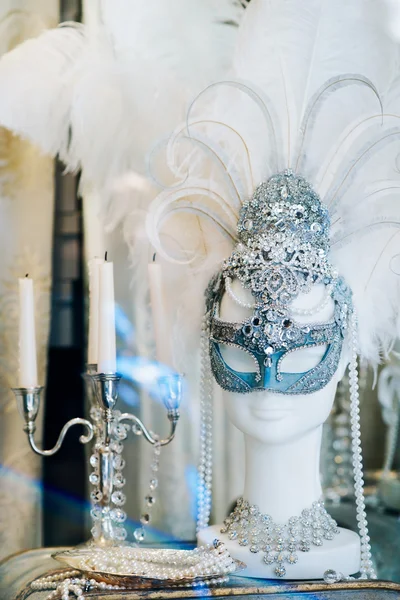 Veneza, Itália - 26 de novembro de 2014. Máscaras na janela da loja Macana, uma das mais antigas e mais conhecidas lojas de máscaras artesanais em Veneza, Itália . — Fotografia de Stock
