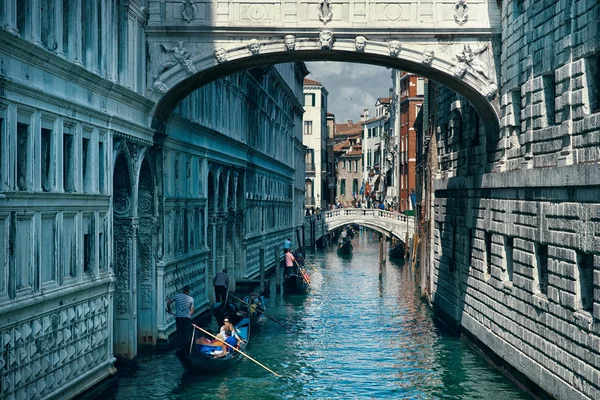 Venedig, Italien - 27. Oktober 2014: malerischer Blick auf die Seufzerbrücke mit Gondeln — Stockfoto