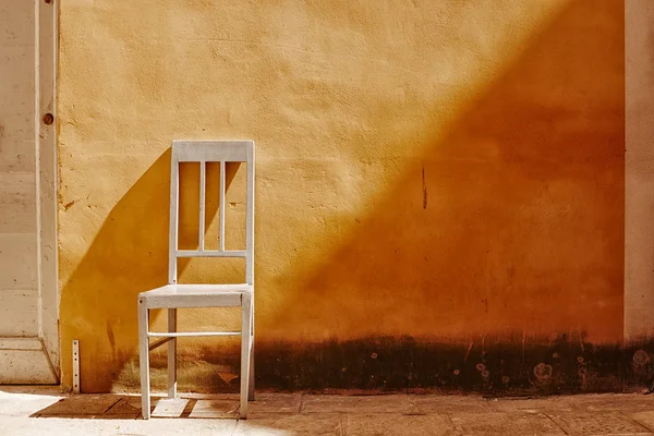 Stühle stehen an einer gelben Wand — Stockfoto