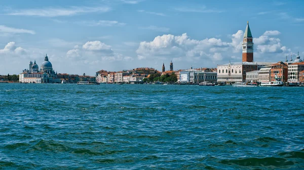 Venedig Panoramablick vom Wasser am Markusplatz und der Basilika Santa Maria della Salute — Stockfoto