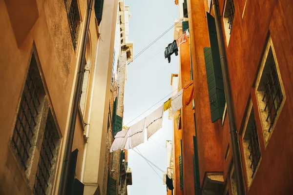 Venedig - pittoreska smala gatan — Stockfoto