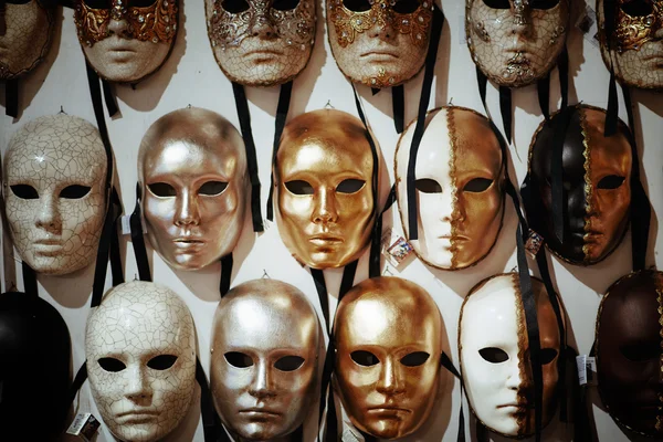 Venice, İtalya - 28 Kasım 2014: Venedik Karnavalı maskeleri yelpazesi. Maskeleri takan yasadışı faaliyetlerden gizlemeye Venedik söz konusu: kumar, dans, işleri veya hatta siyasi belirleme.