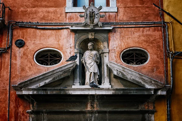 Architekturdetail Flachrelief an der Fassade des Gebäudes in Venedig. — Stockfoto