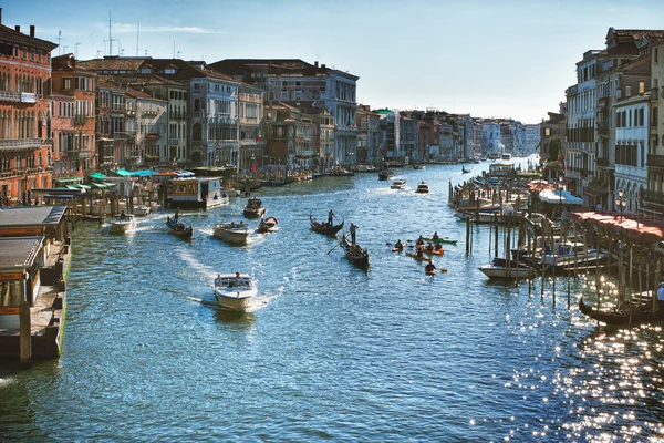 Blick auf den Canal Grande mit Gondeln in Venedig — Stockfoto