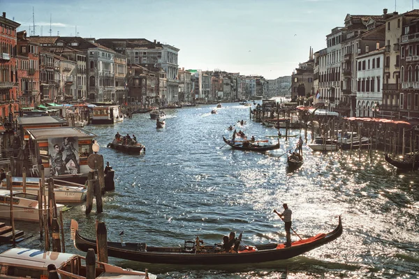 Θέα από το μεγάλο κανάλι με γόνδολες στη Βενετία — Φωτογραφία Αρχείου