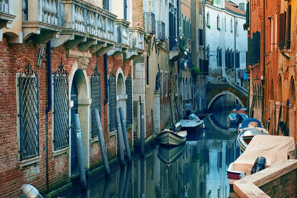 Veneza, Itália - 28 de outubro de 2014: Ver Canal com barcos de ponte em Veneza, Itália. Veneza é um destino turístico popular da Europa . — Fotografia de Stock