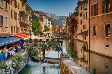 Annecy, Fransa - 7 Eylül 2015: Annecy, Fransa Haute Savoie eyaletinin başkenti şehir merkezinde kanalı'nın görünümü. Annecy Fransızca Venedik çağrılacak bilinir