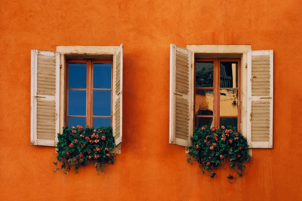 Två fönster i väggen med blommor - Annecy, Frankrike — Stockfoto