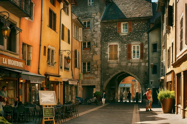 Annecy, Francia - 15 de septiembre de 2015: Vista de la calle en el centro de la ciudad de Annecy, capital de la provincia de Alta Saboya en Francia. Annecy es conocida por llamarse la Venecia francesa — Foto de Stock