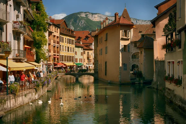 Annecy, France - 7 septembre 2015 : Vue sur la rue du centre-ville d'Annecy. Annecy est connu pour être le VeniceAnnec français — Photo