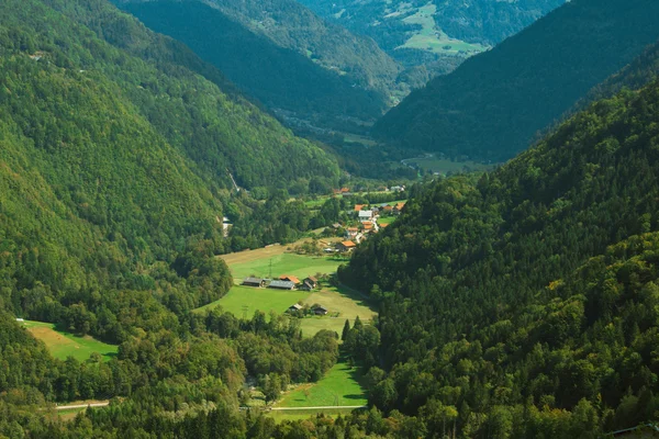 Un pequeño pueblo en el valle entre las montañas en Francia —  Fotos de Stock