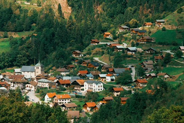 Kleines französisches Dorf im Gebirge — Stockfoto