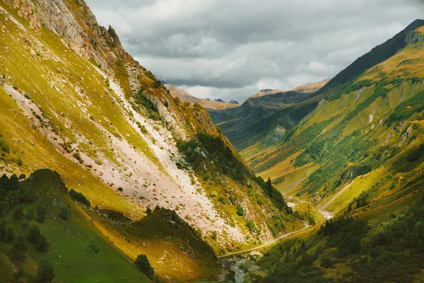 Magnífica escena en la montaña de los Alpes franceses con carretera —  Fotos de Stock