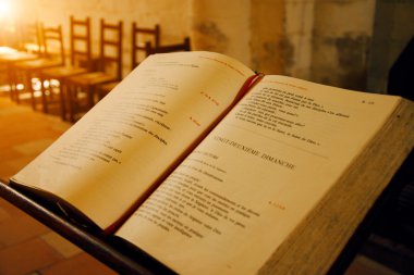 Fransa eski bir kilise bir stand üzerinde açık bir İncil
