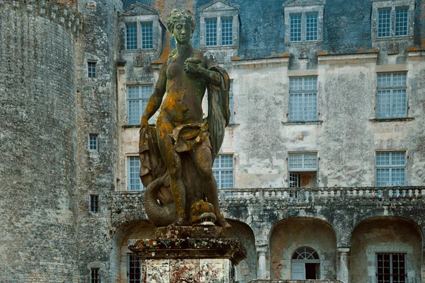 Antigua estatua en el fondo del castillo — Foto de Stock