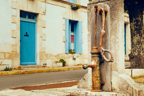 Pompe à eau manuelle - style rétro (ancienne pompe à eau) — Photo