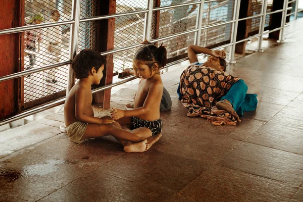 인도 소년과 소녀는 기차역에서 연주 — 스톡 사진