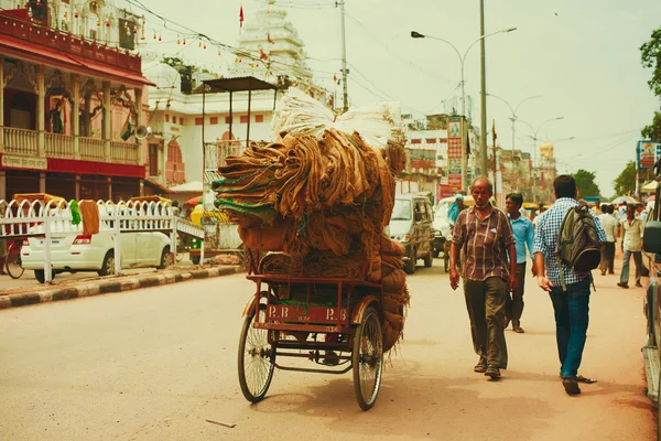 Cykel rickshaw med last — Stockfoto