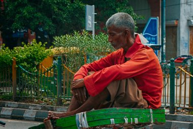 çekçek yolcu için bekleyen kırmızı gömlekli