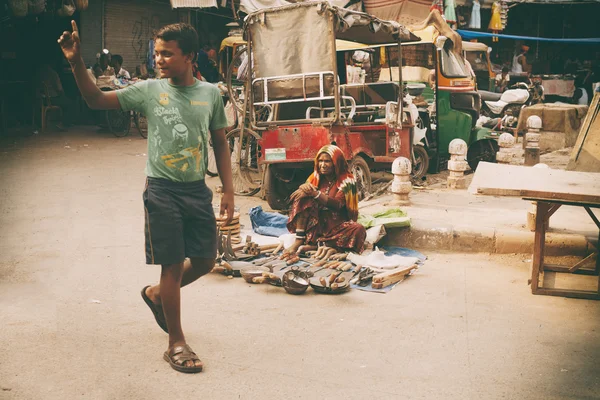 インドの少年が通りを歩きながら — ストック写真