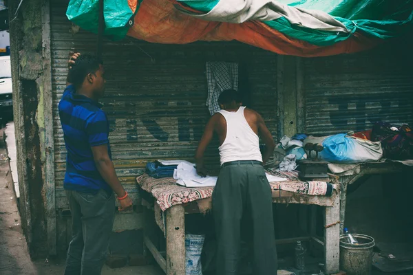 Αγνώστων στοιχείων άντρας κάνει σίδερο για ρούχα — Φωτογραφία Αρχείου