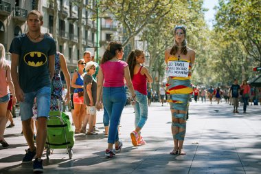kadın başını sallayarak ile Rambla protesto duruyor. La Rambla