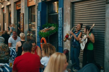 Turistler Barcelona, İspanya için tanımlanamayan performans veren göster