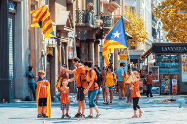 İnsanlar mitingde bağımsızlık Catalonia (Katalonya Ulusal gün) Barcelona, İspanya için talep