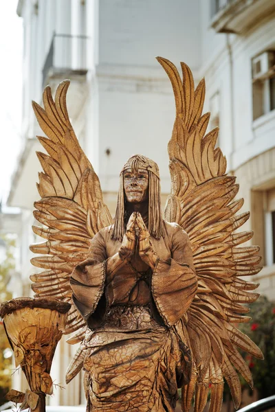 라 람블라에서 수행 하는 황금 천사로 입고 인간 동상 — 스톡 사진