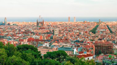Güneşli bir gün boyunca harika mavi gökyüzü Sagrada Familia manzaralı şehir.