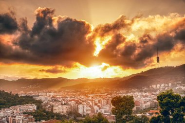 Panoramik Park Guell Barcelona'dan görünümünde bir güzel kış gün batımında