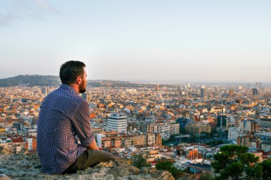 bir adam bir taş üzerinde oturan ve Barcelona arıyorsunuz