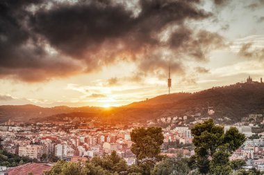 Panoramik Park Guell Barcelona'dan görünümünde bir güzel kış gün batımında