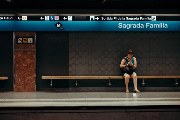 Señal de metro chica espera tren en Sagrada Familia —  Fotos de Stock
