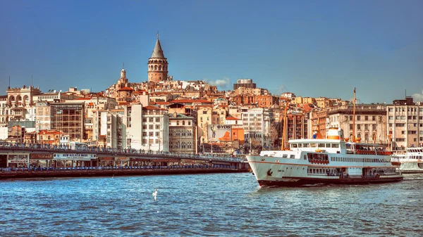 Istanbul, Türkiye - 16 Mart 2012: Beyoğlu İlçe tarihi mimarisi ve Galata Kulesi Ortaçağ landmark, Istanbul, Türkiye