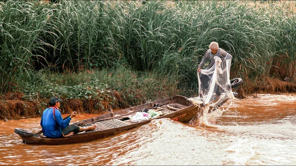 柬埔寨人民生活在暹粒洞里萨湖 — 图库照片