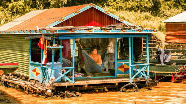 Los camboyanos viven en el lago Tonle Sap en Siem Reap —  Fotos de Stock