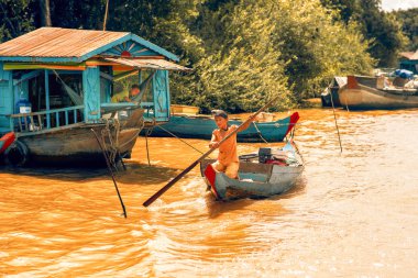 Kamboçyalı insanları Siem Reap Tonle Sap gölde yaşıyor
