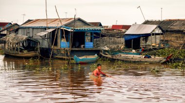 Kamboçyalı insanları Siem Reap Tonle Sap gölde yaşıyor
