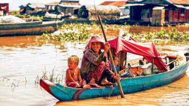 Kamboçyalı insanları Siem Reap Tonle Sap gölde yaşıyor