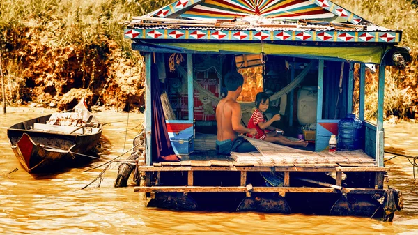 Les Cambodgiens vivent sur le lac Tonle Sap à Siem Reap — Photo