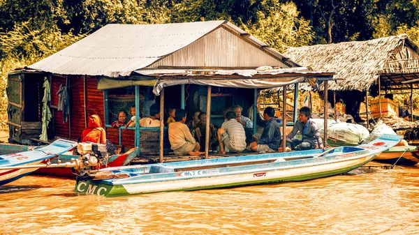 Los camboyanos viven en el lago Tonle Sap en Siem Reap — Foto de Stock